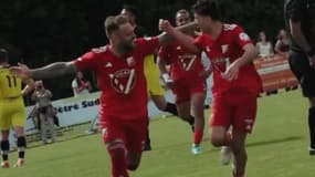 Baptiste Reynet célèbre son penalty inscrit avec son club de l'US Mours, le 25 mai 2025