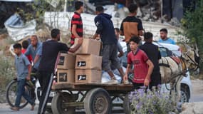 Des habitants de Gaza réceptionnent des colis envoyés par la Fondation humanitaire de Gaza (GHB), à Bureij, le 8 juin 2025