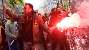 Etudiants et cheminots ont défilé ensemble dans les rues de plusieurs villes de France.