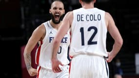 Les Français Evan Fournier (g) et Nando De Colo contre la Slovénie en demi-finale du basket aux JO de Tokyo, le 5 août 2021