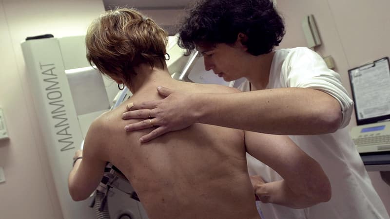Une patiente passe une mammographie.