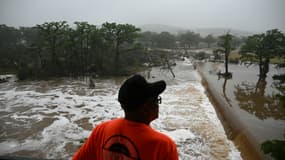 Un membre du public observe les inondations causées par une crue soudaine de la rivière Guadalupe à Kerrville, Texas, le 5 juillet 2025.