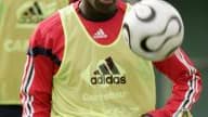 Le Lillois, qui compte six sélections sous le maillot bleu, garde un espoir de participer à la Coupe du monde 2010.