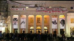 Les intermittents du spectacle occupent le théâtre de l'Odéon à Paris, le 26 avril 2016.