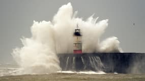 Des vagues provoquées par la tempête Eunice s'écrasent sur le phare et la jetée de Newhaven dans le Sud de l'Angleterre, le 18 février 2022 (illustration)