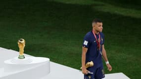 Le joueur de l'équipe de France Kylian Mbappé après la défaite de son équipe face à l'Argentine aux tirs au but lors de la finale de la Coupe du monde de football 2022 au stade Lusail au Qatar le 18 décembre 2022.