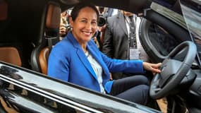 La ministre de l'Ecologie Ségolène Royal dans un véhicule électrique, en octobre dernier.