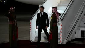 Le président français Emmanuel Macron arrive à Amman le 24 octobre 2023 dans le cadre de sa visite dans la région, plus de deux semaines après que des militants du Hamas ont fait irruption en Israël depuis la bande de Gaza et tué au moins 1 400 personnes, selon des responsables israéliens, alors qu'Israël poursuit sa politique implacable. 