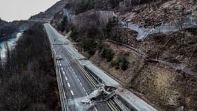 Un parapet endommagé par des rochers tombés sur la route N90 entre Albertville et Moutiers, près de Moutiers, le 4 février 2025, trois jours après un glissement de terrain.