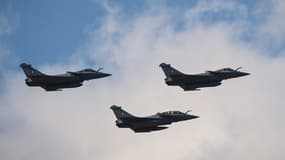 Trois avions de combat Rafale survolant Athènes, le 19 janvier 2022.