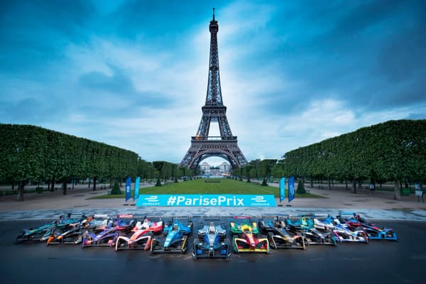 La belle photo de famille des monoplaces électriques réunies devant la Tour Eiffel