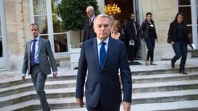 Ayrault à la télévision pour calmer les inquiétudes et affirmer son autorité