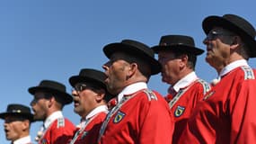 Un groupe de yodleurs chante lors de la première journée de la Fête fédérale de lutte suisse, le 27 août 2016 à Payerne, dans l'ouest de la Suisse. La Fête fédérale de lutte suisse, qui a lieu tous les trois ans, attire plus de 200 000 spectateurs venus voir les meilleurs lutteurs suisses s'affronter dans des combats traditionnels dans un cercle de sciure, des lancers de pierre d'Unspunnen et la compétition de hornuss.
