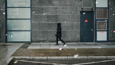Une personne marche dans la rue sous la neige à Clermont-Ferrand, en France, le 15 mars 2025. (Image d'illustration)