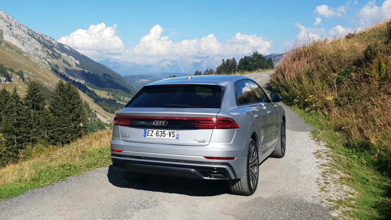 La face arrière de ce nouveau Q8 intègre la nouvelle signature lumineuse déjà vue notamment sur l'A8.