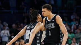 Victor Wembanyama et Devin Vassell lors de la victoire des Spurs face aux Brooklyn Nets (122-115, a.p.), le 17 mars 2024