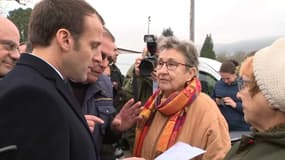 Emmanuel Macron échange avec un retraité dans le Lot
