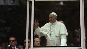 Le Pape François dans sa papamobile à Medellín le 9 septembre 2017.