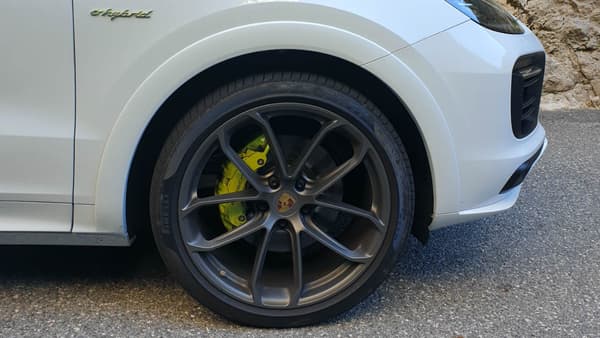 Comme sur la Panamera, cette version e-hybrid se distingue par des éléments en vert, comme les étriers de freins ou les badges. 