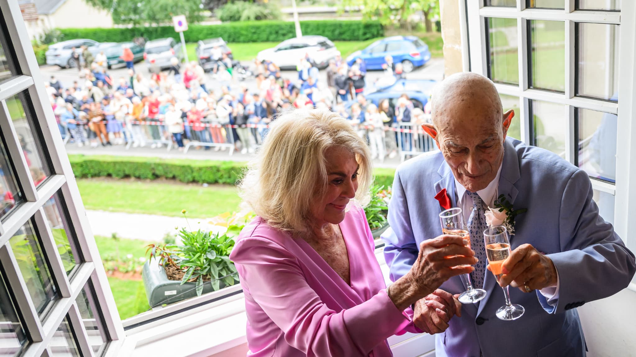 Le vétéran et son épouse ont célébré leur union avec une coupe de champagne.