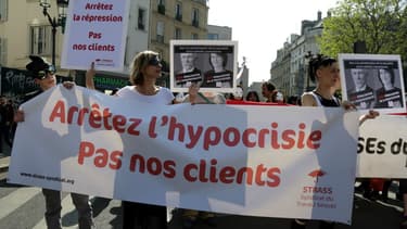 Une manifestation contre la loi pénalisant les clients des prostitué.e.s en France le 8 avril 2017 à Paris.