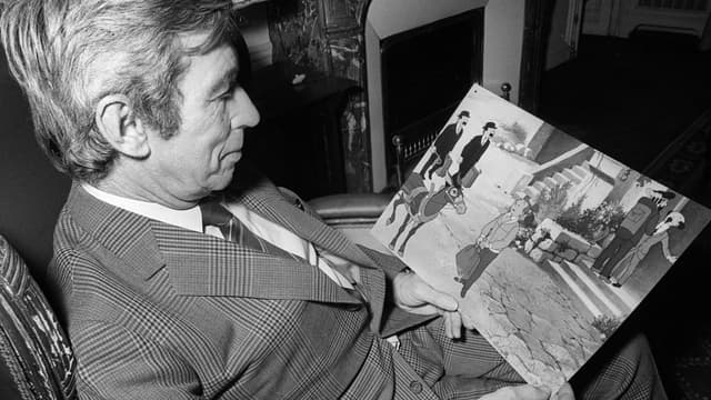 Hergé, créateur du personnage de Tintin, lit les dernières aventures de son héros, "Tintin et le lac aux requins", le 7 décembre 1972
