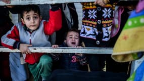 Les camps de déplacés du côté syrien de la frontière turque sont saturés en raison de l'afflux de dizaines de milliers de personnes fuyant les combats dans la province d'Alep - Mardi 9 février 2016