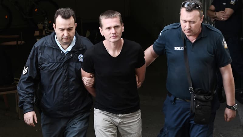 Alexander Vinnik, escorté par la police en Grèce, en 2017.