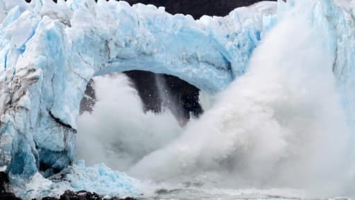L'arche de glace, formée à une extrémité du glacier argentin du Perito Moreno, s'effondre le 10 mars 2016 L'arche de glace, formée à une extrémité du glacier argentin du Perito Moreno, s'effondre le 10 mars 2016