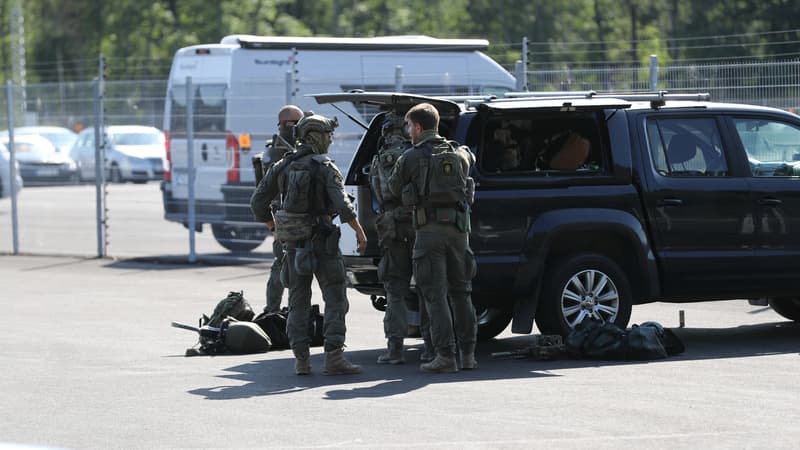 Des unités spéciales de la police à proximité de la prison de Hällby, près de la ville d' Eskilstuna (Suède), lors d'une prise d'otages, le 22 juillet 2021.