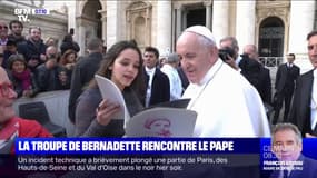 Quand la troupe du spectacle "Bernadette de Lourdes", co-produit par Gad Elmaleh, rencontre le Pape