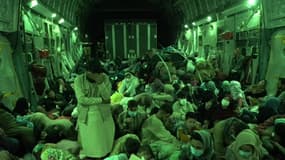 REPORTAGE BFMTV - Les conditions de vol des réfugiés afghans, entassés dans l'avion qui les évacue de Kaboul