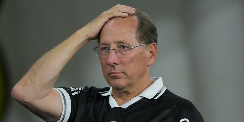 John Textor dépité en marge d'un match de Botafogo, le 26 juillet 2025