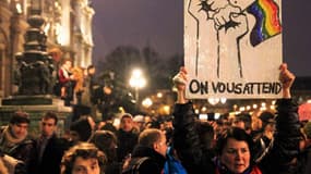 "Homophobes, on vous attend", sur une des pancartes de la manifestation contre l'homophobie du 10 avril.