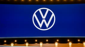 Le logo de la marque Volkswagen photographié ici à Hambourg le 15 mars 2023, pendant une présentation 