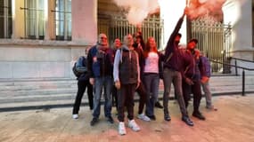 Ce mardi, une dizaine de salariés a manifesté devant le siège de la direction départementale de La Poste. 