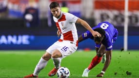 Martin Baturina en train d'éliminer Aurélien Tchouaméni pendant Croatie-France, le 20 mars 2025