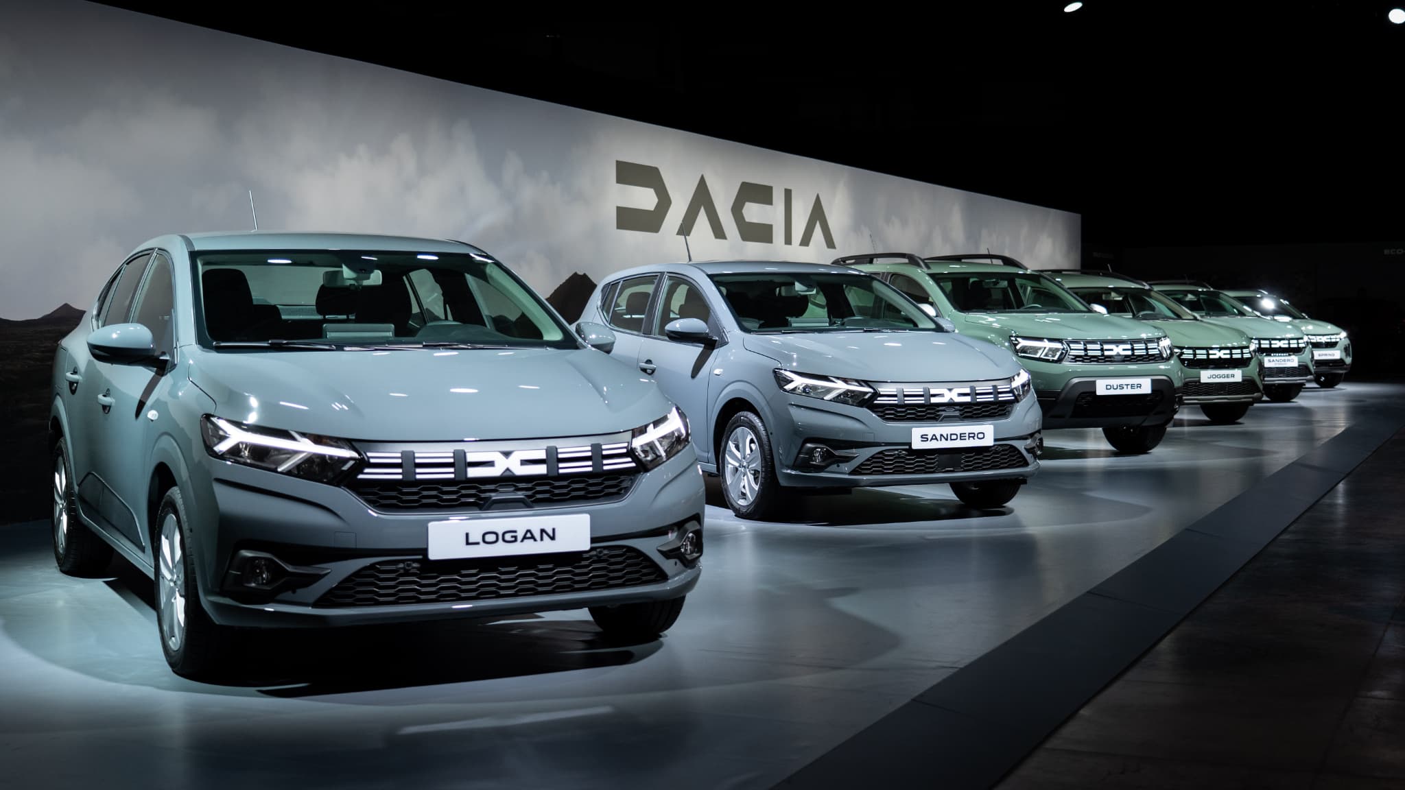 Depuis l'été 2022, Dacia a changé d'identité visuelle, logo et nom de sa marque en toutes lettres.