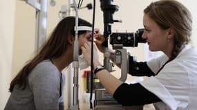Une ophalmologue examine une patiente, en octobre 2013, à l'hôpital d'Angers. (photo d'illustration)