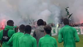 Les joueurs de Saint-Etienne devant leurs supporters à l'entraînement avant le derby face à l'OL le 9 novembre 2024