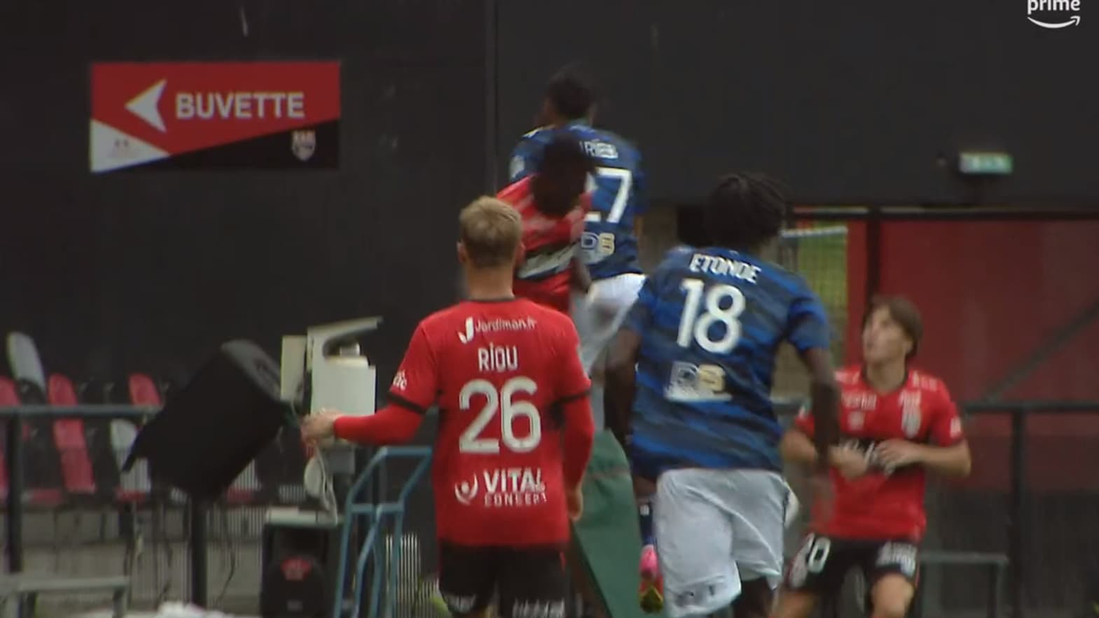 Choc tête contre tête entre Ndour et Ghrieb lors de Guingamp-Dunkerque, 12 août 2023 Choc tête contre tête entre Ndour et Ghrieb lors de Guingamp-Dunkerque, 12 août 2023