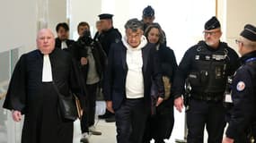 Stéphane Plaza, au centre, le 18 février 2025, au tribunal de Paris, entouré de ses avocats