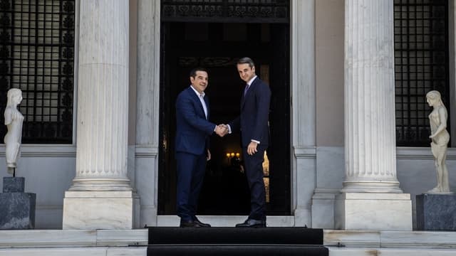 Alexis Tsipras (à gauche) et Kyriakos Mitsotakis (à droite)