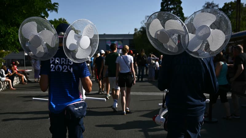 JO 2024: des volontaires transportent des ventilateurs, en pleine chaleur