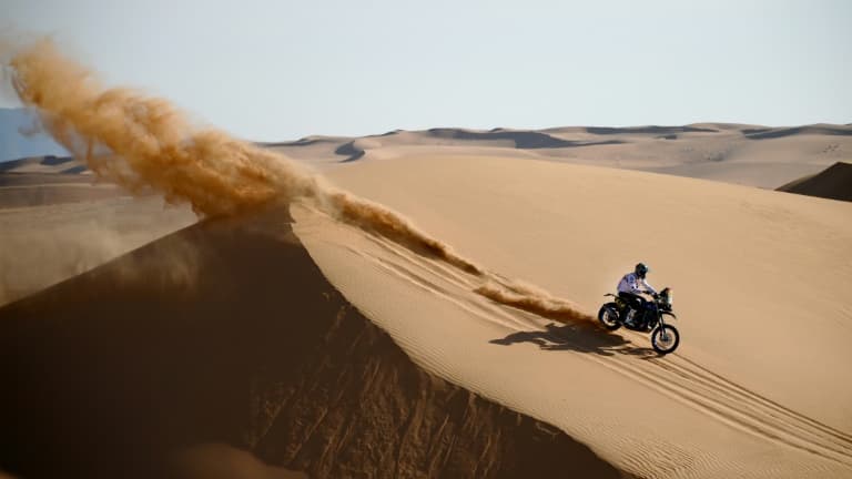 Le Français Adrien Van Beveren lors de la 8e étape du rallye Dakar entre al-Dawadimi et Wadi Ad-Dawasir en Arabie saoudite le 10 janvier 2022
