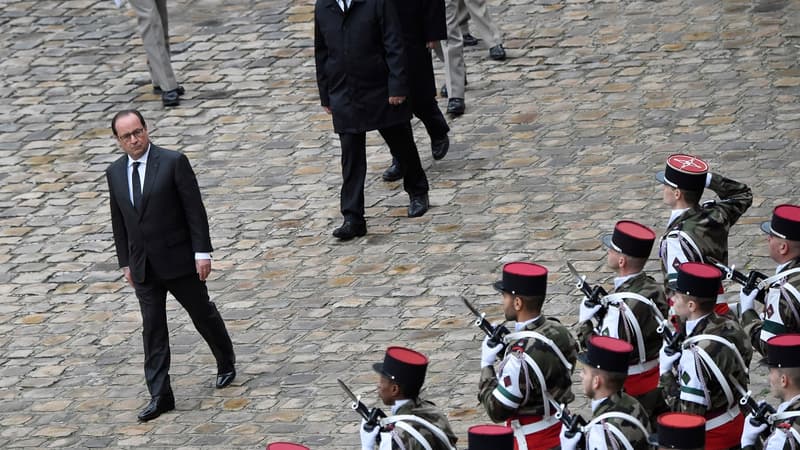 Par la présence du président de la République, c'est toute la France qui rend hommage aux 130 victimes des attentats.