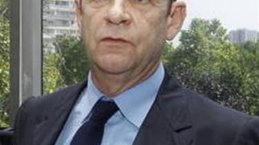 Le photographe François-Marie Banier (photo) et son ami Martin d'Orgeval, soupçonnés d'abus de faiblesse sur l'héritière de L'Oréal Liliane Bettencourt, ont été transférés menottes aux poignets mercredi à Bordeaux, selon des témoins. /Photo d'archives/REU