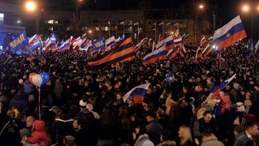Des milliers d'Ukrainiens fêtent à Simféropol le rattachement de la Crimée à la Russie.