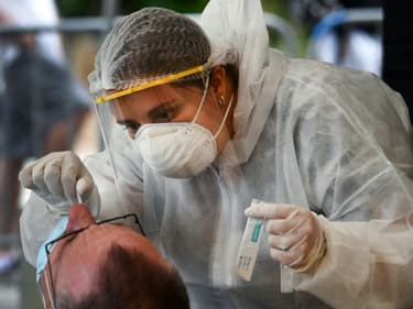 Un membre du personnel de santé effectue un test de dépistage de coronavirus à Quiberon le 57 juillet