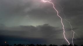 A Cushing, près d'Oklahoma. Une mère de famille et son bébé ont été tués samedi matin par une tornade qui a fait cinq morts aux alentours d'Oklahoma City. /Photo prise le 31 mai 2013/REUTERS/Gene Blevins